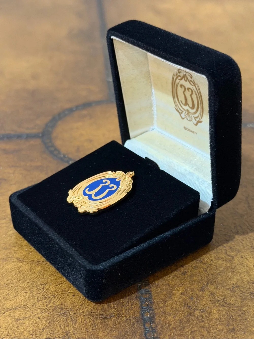 NEW DISNEYLAND CLUB 33 OFFICIAL GOLD & BLUE LOGO PIN LAPEL PIN IN BRANDED CASE